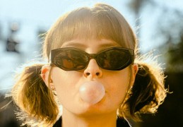 夢見嚼口香糖的 9 個夢境解釋：夢見嚼口香糖在頭上、夢見口香糖在嘴裡伸展