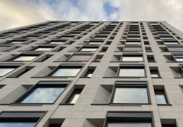 夢見玻璃的 13 個夢境解釋：夢見隔著玻璃看見某人、夢見站在玻璃地板上