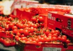 夢見購買番茄的 9 個夢境解釋：夢見分發番茄、夢見喝番茄汁