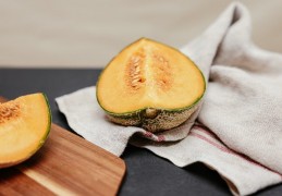夢見摘瓜的 9 個夢境解釋：夢見分享瓜、夢見自己身處瓜田