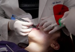 夢見牙齒受損的 9 個夢境解釋：夢見看到別人的蛀牙、夢見因蛀牙而說話困難