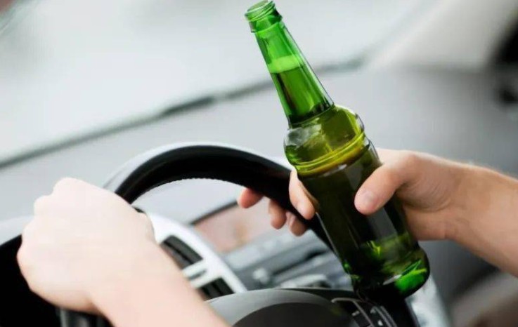 夢見酒後駕車 20 個夢境解讀：夢見酒後駕車、夢見酒後駕車被捕
