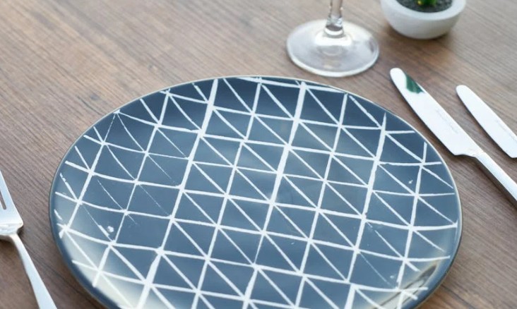 夢見餐具的25個夢境解釋：夢見精美的餐具、夢見餐具破損、夢見丟失餐具