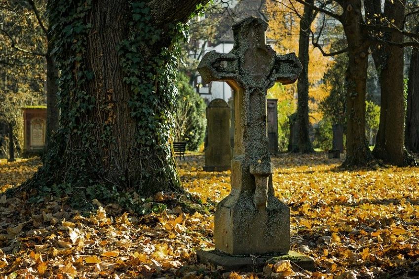 夢見媽媽死了的9個解夢含義：夢見媽媽被燒死、夢見媽媽被槍殺