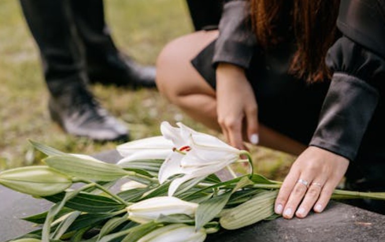夢見朋友摔死的 8 個夢境解釋：夢見朋友試圖救你 、 夢見朋友吵架后摔倒