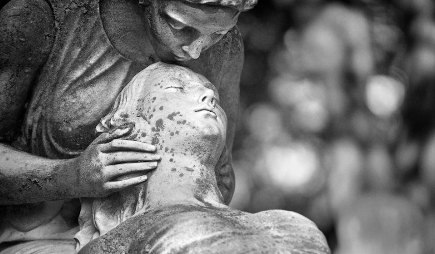 夢見女朋友死了的 19 個夢境解釋：夢見親眼目睹女朋友的死亡、夢見女朋友死後轉世
