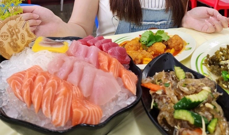 夢見吃三文魚刺身的 17 個夢境解釋：夢見為別人做生魚片、夢見吃生魚片