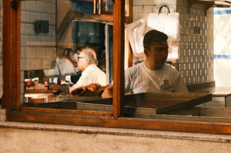 夢見師父的 9 個夢境解釋：夢見師父讚美、與師父共餐之夢