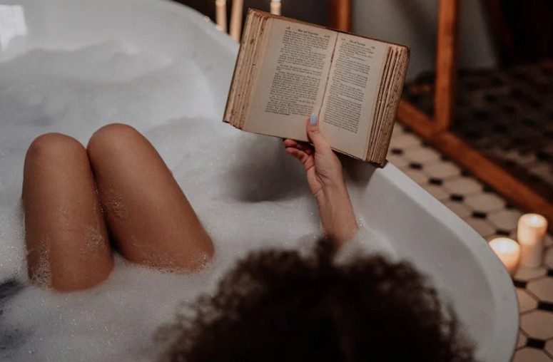 夢見洗澡的 9 個夢境解釋:夢見幫愛人洗澡、 夢見幫陌生人洗澡 夢見洗澡的 9 個夢境解釋:夢見幫愛人洗澡、 夢見幫陌生人洗澡