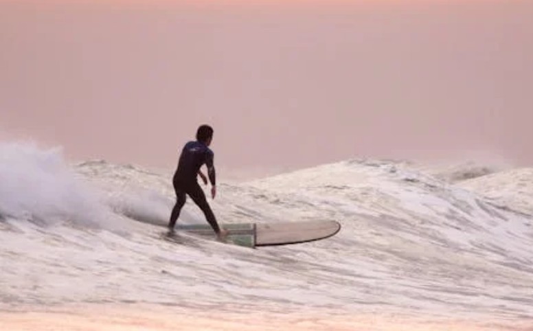 夢見衝浪的 16 個夢境解釋:夢見在浪上滑行、夢見在晴天乘浪 夢見衝浪的 16 個夢境解釋:夢見在浪上滑行、夢見在晴天乘浪