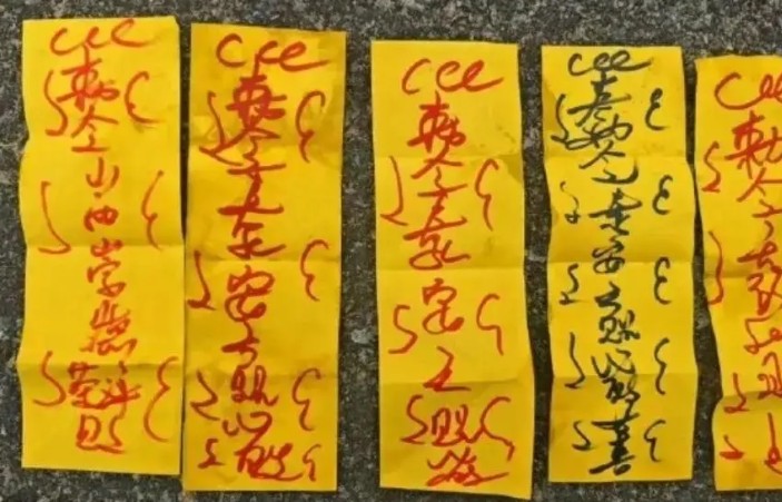 夢見獲得護身符的 16 個夢境解釋：夢見符咒突然出現 、夢見護身符上的刮痕