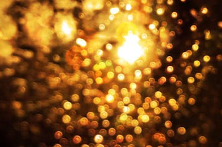 夢見閃耀的 16 個夢境解釋： 夢見明亮的花朵 、夢見發光的玻璃珠