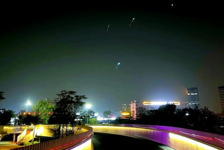 夢見光明的 16 個夢境解釋：夢見照射某人或某物、夢見光明漸漸消失