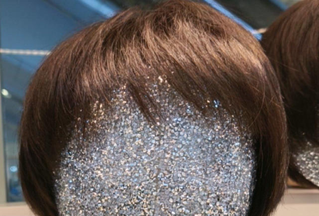 夢見戴假髮的 16 個夢境解釋：夢見戴多頂假髮、夢見失去假髮