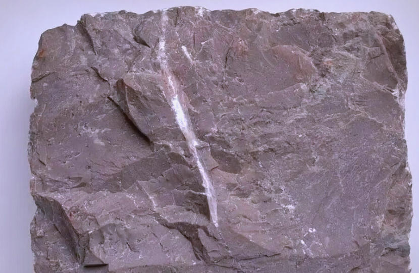 夢見岩石的 10 個夢境解釋：夢見被石頭壓碎、夢見敲碎石頭