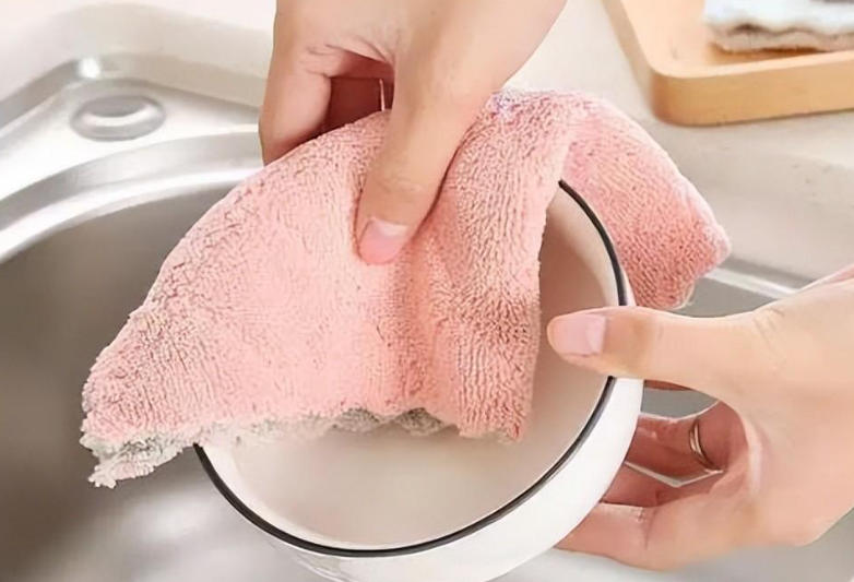 夢見洗碗的 9 個夢境解釋：夢見與人分享並擦拭餐具 、夢見不情願地擦髒碗盤