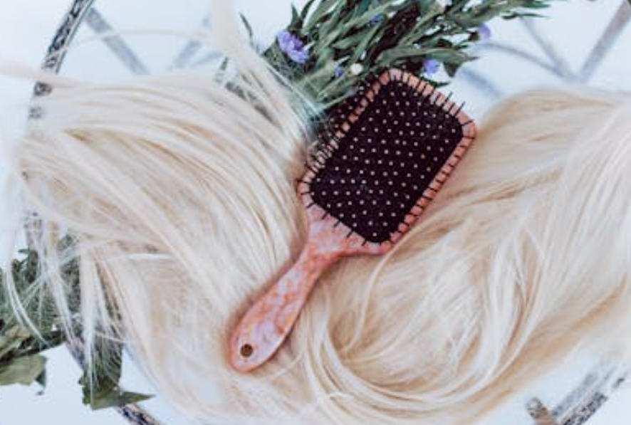 夢見丟掉假髮的 16 個夢境解釋：夢見失去假髮、夢見梳理假髮