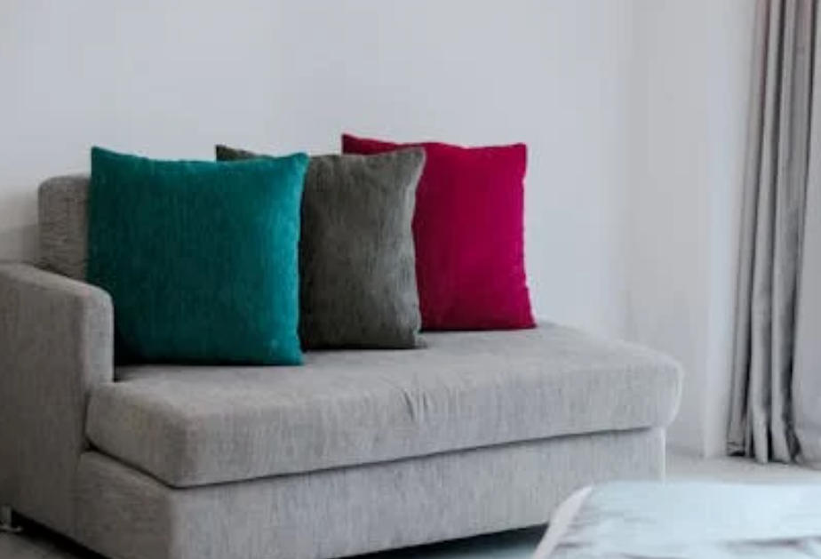 夢見靠墊的 9 個夢境解釋：夢見堆疊多個靠墊、夢見丟墊子