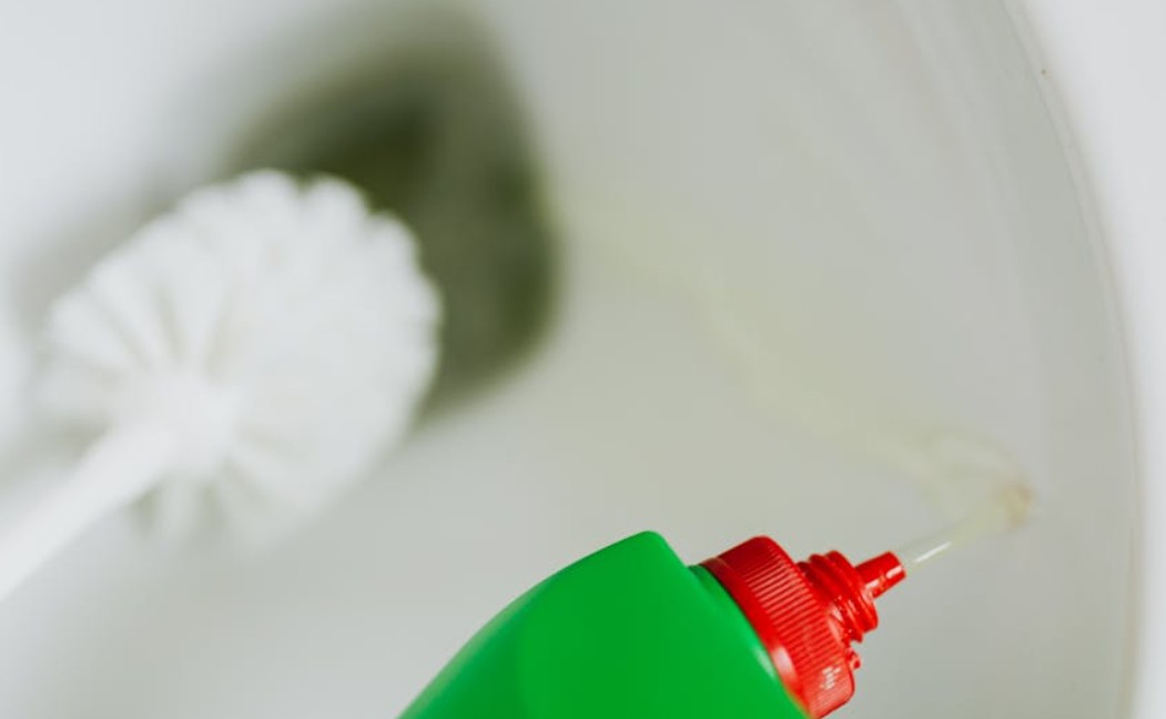 夢見在馬桶裡大便的 9 個夢境解釋：夢見自己無法坐在馬桶上、夢見清理馬桶裡的便便