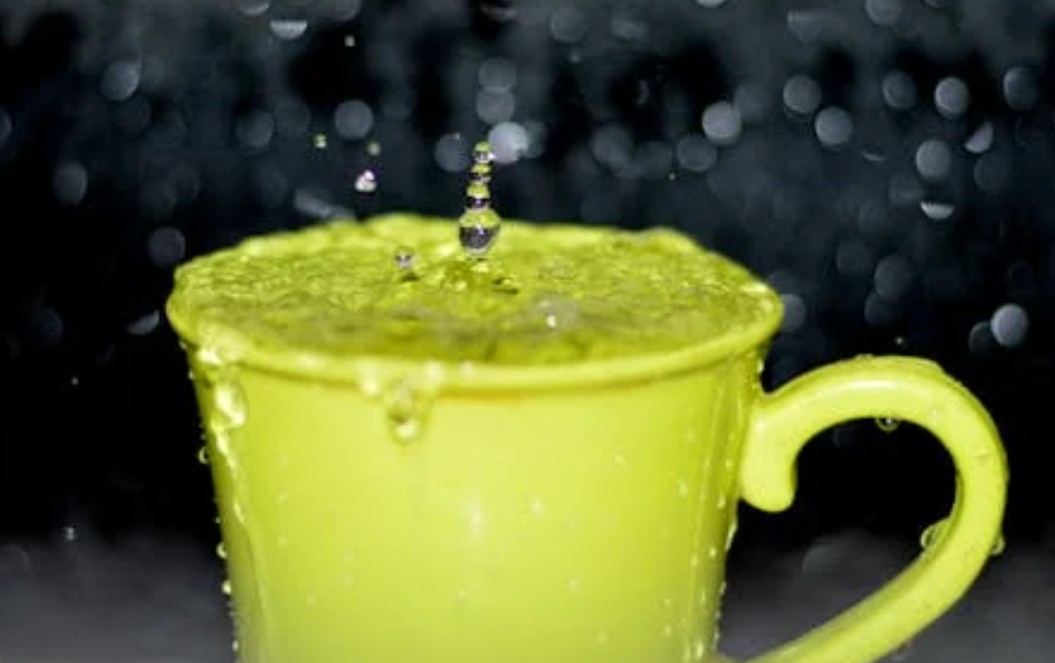 夢見水溢出的 9 個夢境解釋：夢見雨水溢出滲入房間、 夢見海水湧入