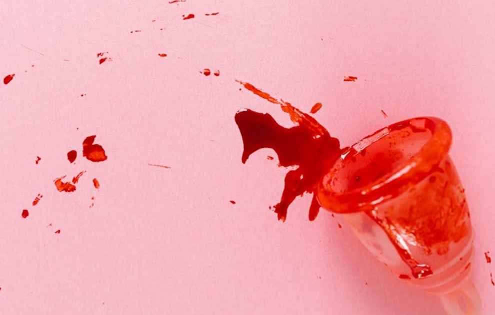夢見月經出血的 9 個夢境解釋：夢見詢問別人關於月經血的事、夢見月經一直流不停