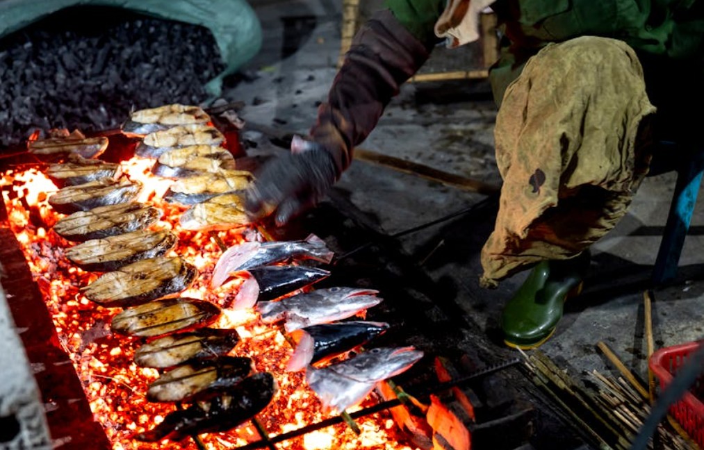 夢見吃魚的 9 個夢境解釋：夢見腐爛的魚、夢見煮魚
