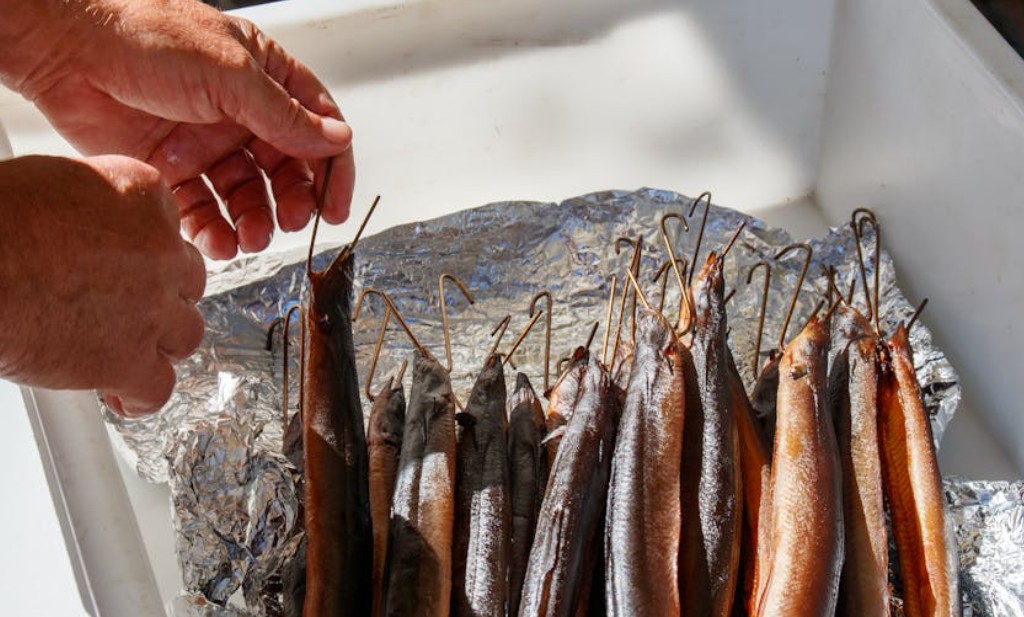 夢見清理魚的 5 個夢境解釋：夢見分發魚、夢見魚鱗掉落