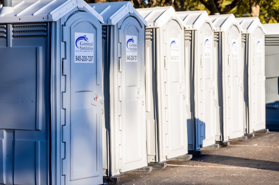 夢見搬馬桶的 9 個夢境解釋：夢見有人移動馬桶、夢見搬馬桶時掉落