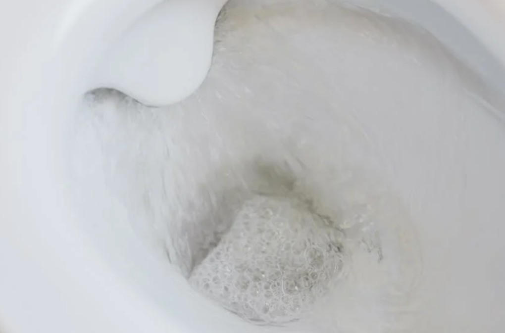 夢見踩到馬桶大便的 5 個夢境解釋：夢見踩到髒馬桶裡、夢見滑倒在便便上