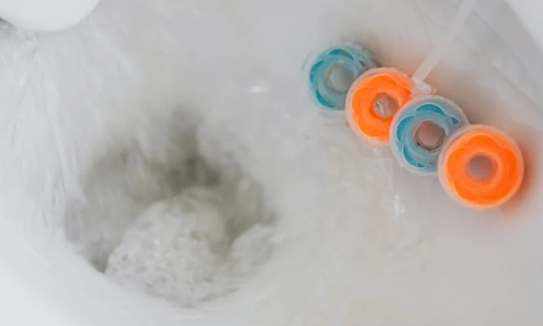 夢見馬桶裡堆滿大便的 9 個夢境解釋：夢見公共廁所的大便 、夢見馬桶裡的便便消失