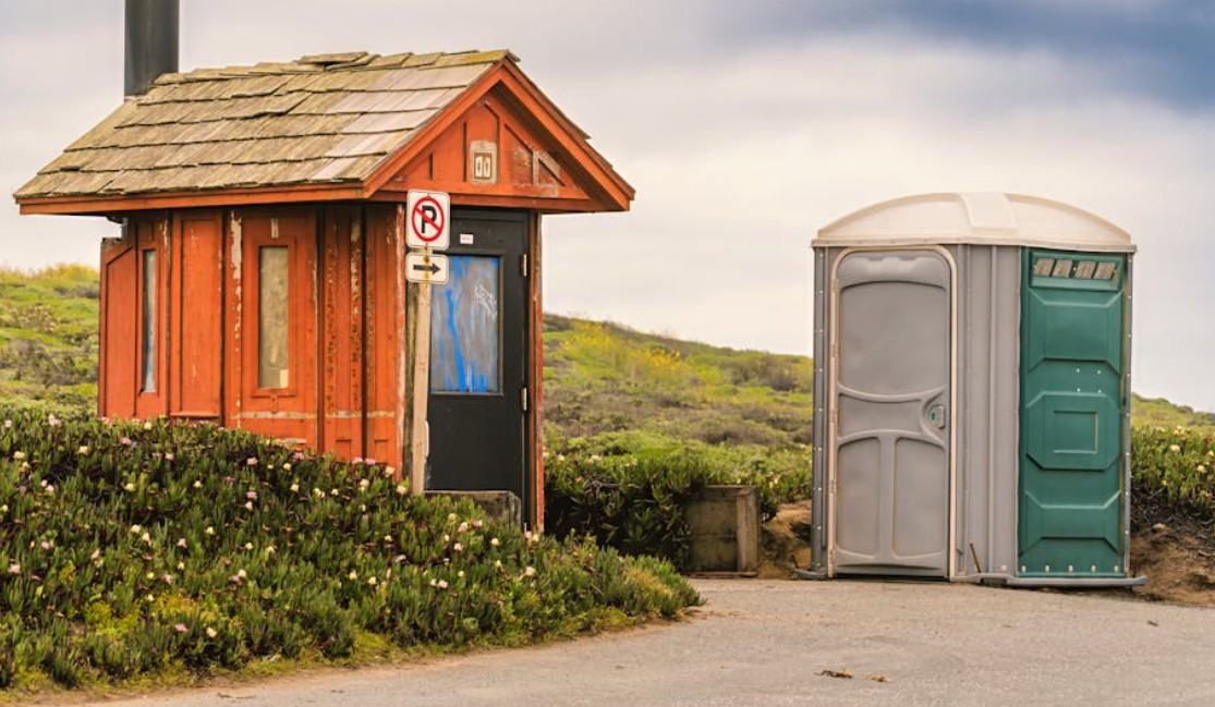 夢見掉進普通廁所的 5 個夢境解釋：夢見異性在浴室裡、夢見進入乾淨的廁所