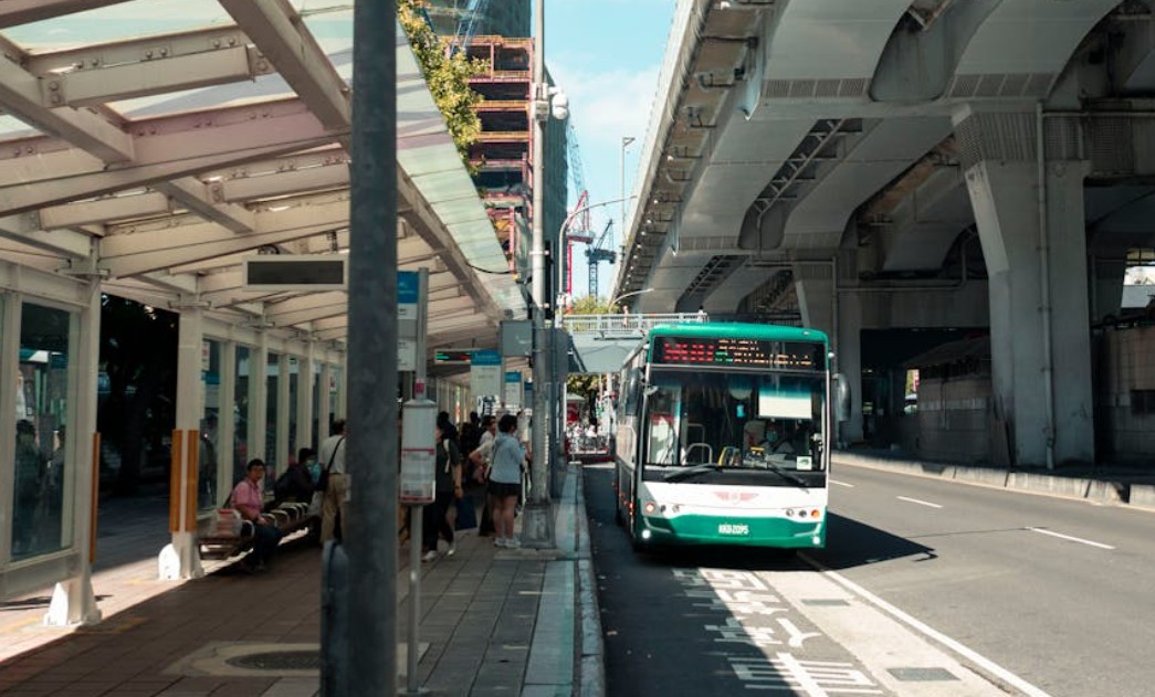 夢見公共汽車的 9 個夢境解釋：夢見公共汽車拋錨、夢見公共汽車事故