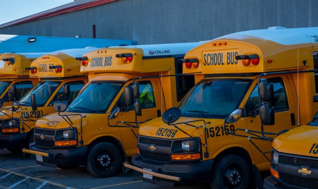 夢見等公車的 9 個夢境解釋：夢見錯過公車、夢見晚上等公車