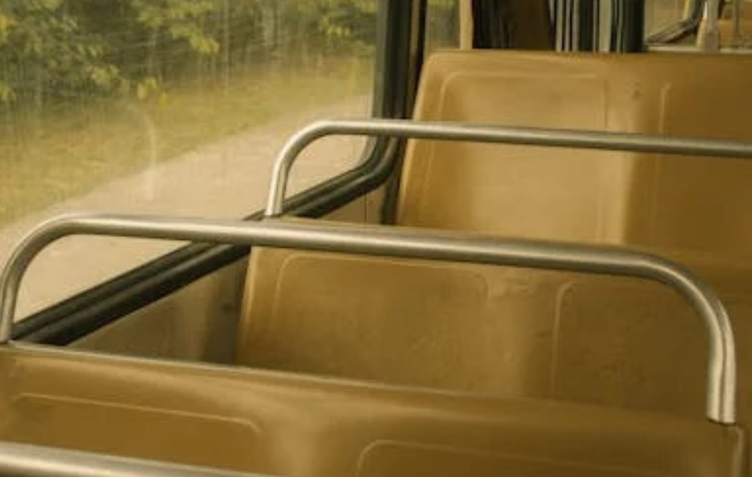 夢見搭錯公車的 9 個夢境解釋：夢見與公車司機爭吵、夢見一輛公車開錯地方