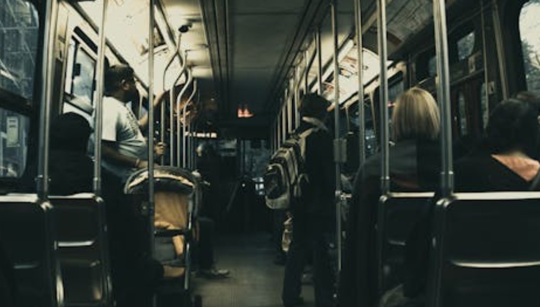 夢見搭公車的 9 個夢境解釋：夢見在公車上遇見認識的人 、夢見公車太擁擠