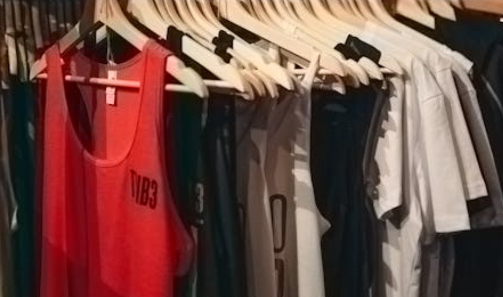 夢見衣服上有大便的 9 個夢境解釋：夢見自己把衣服上的大便抖落、夢見口袋裡有大便