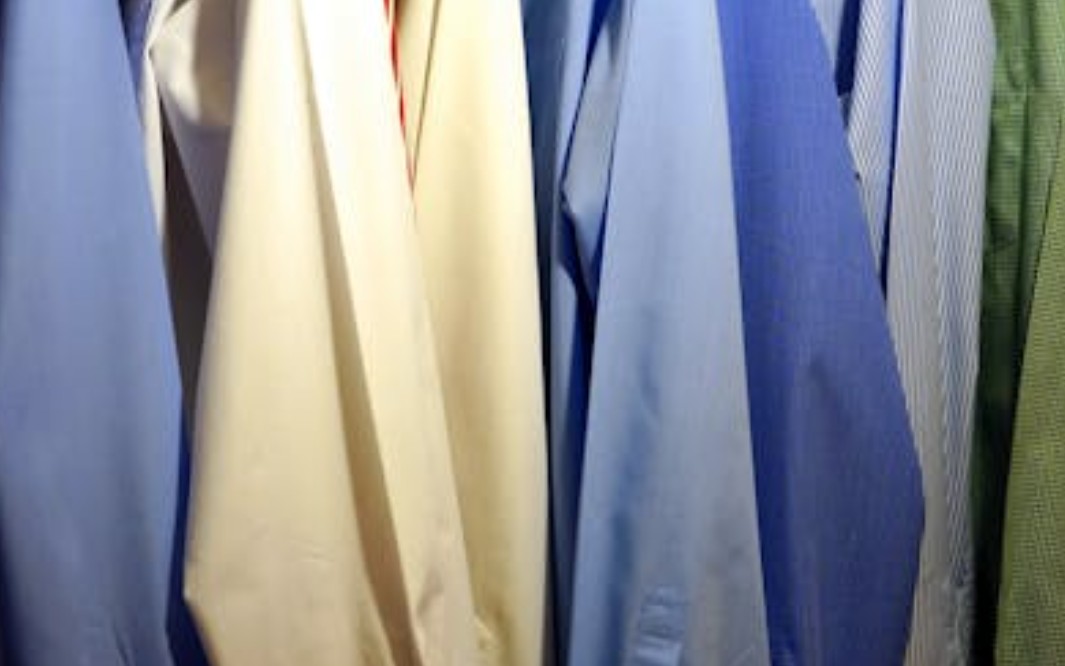 夢見鳥糞沾在衣服上的 9 個夢境解釋：夢見白衣服上的便便、夢見工作時衣服上有便便