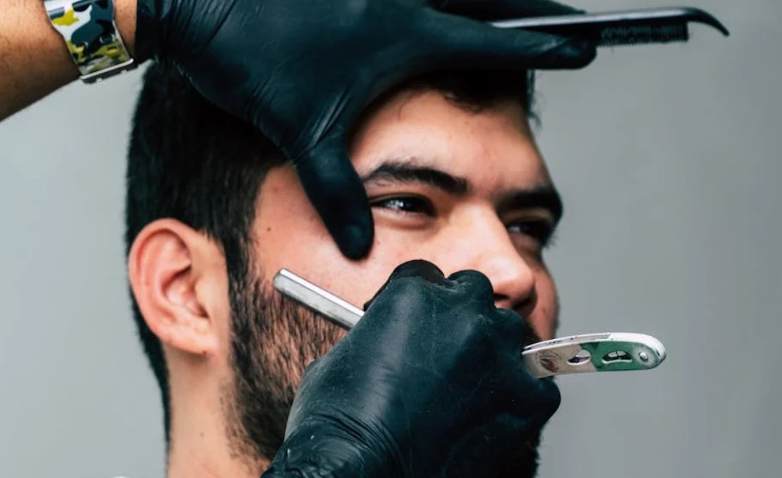 夢見刮鬍子：8 個意義和象徵