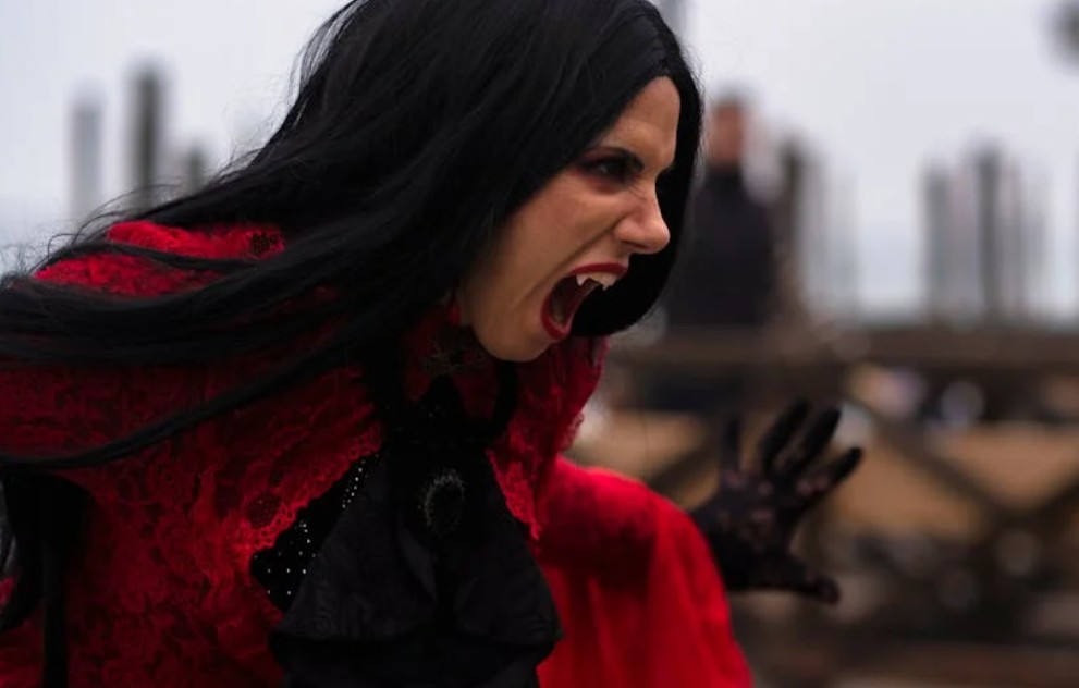 夢見吸血鬼喝美味血液：14 個意義和象徵