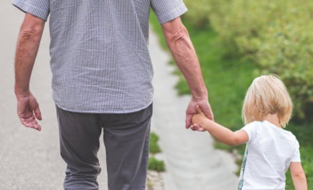 夢見已故祖父微笑：4 個意義和象徵