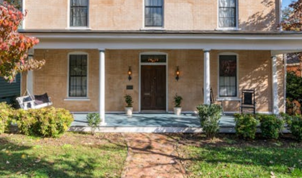 夢見望向前門 ：6 個意義和象徵