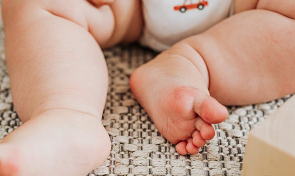 夢見照顧嬰兒的 9 個夢境解釋：夢見生病的嬰兒、夢見撫摸嬰兒