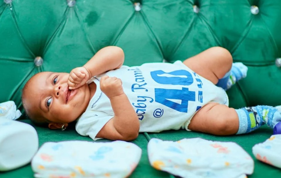 夢見收養嬰兒的 9 個夢境解釋：夢見和嬰兒玩耍、夢見收養許多嬰兒