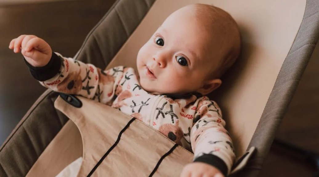 夢見抱著嬰兒的 9 個夢境解釋：夢見有個孩子、夢見幫嬰兒洗澡