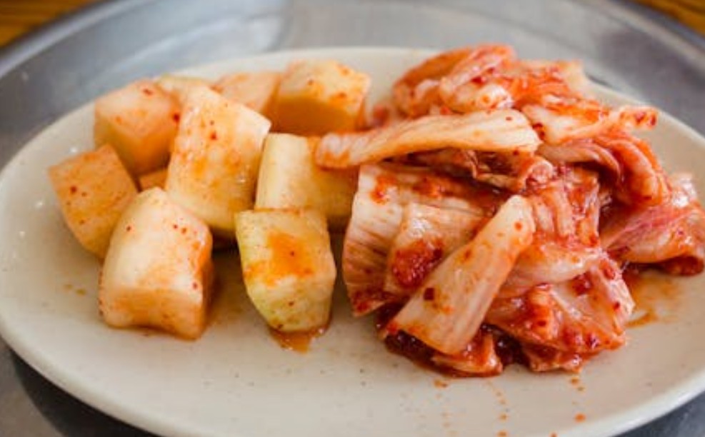 夢見泡菜的 9 個夢境解釋：夢見儲存泡菜、夢見丟掉泡菜