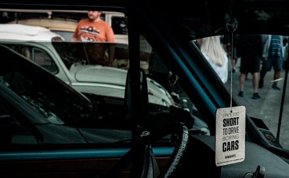 夢見汽車墜落卻被救：9 個意義和象徵