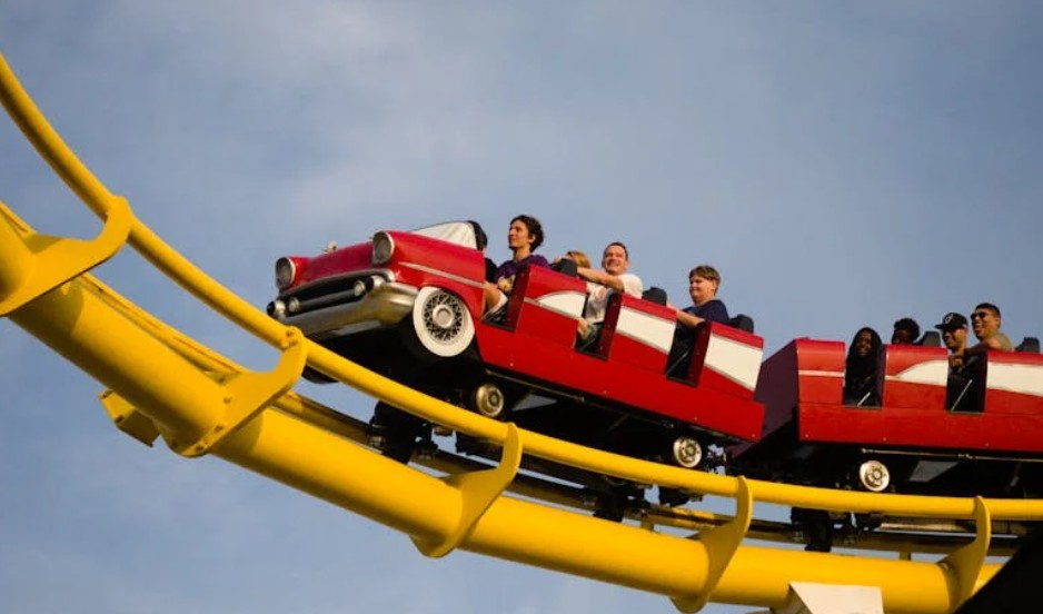 夢見獨自乘坐雲霄飛車：6 個意義和象徵