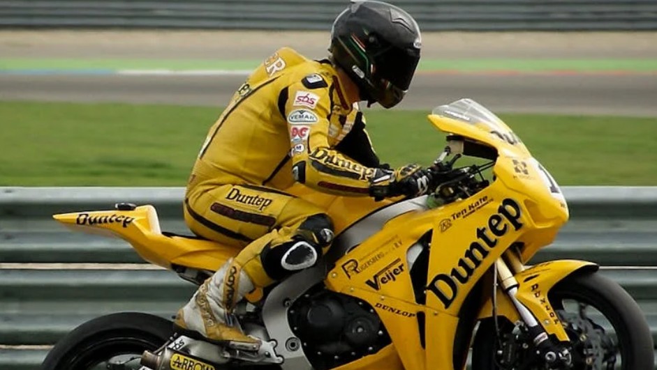 夢見摩托車賽：11 個意義和象徵