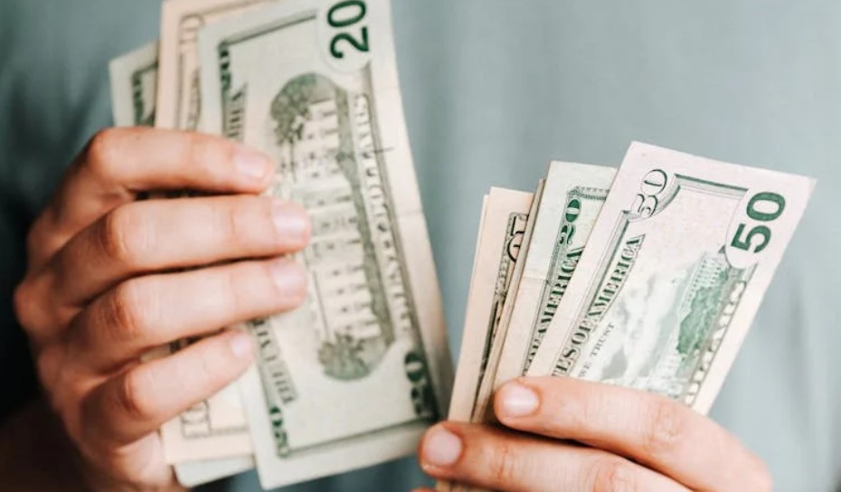 夢見大量鈔票：6 個意義和象徵