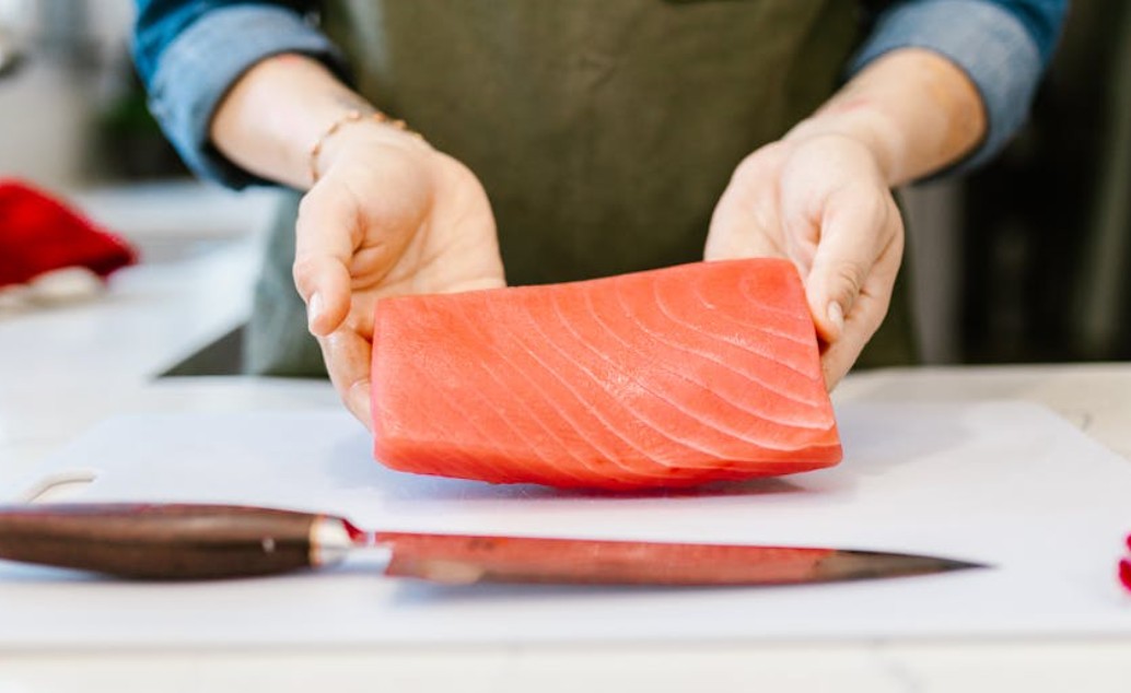 夢見吃生魚片：10 個意義和象徵